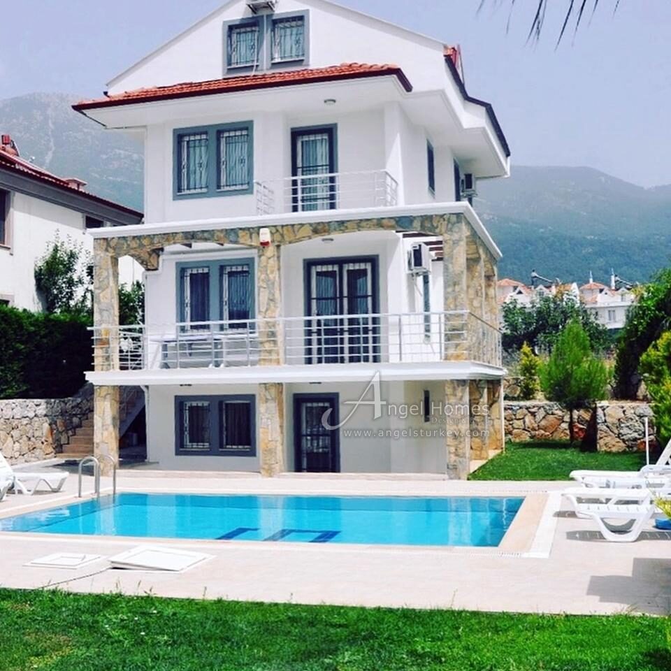 5 bedroom re-sale villa