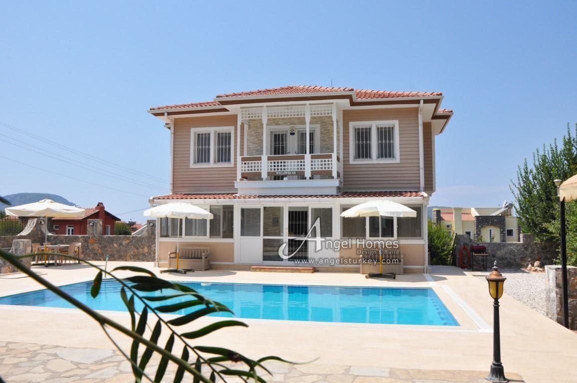 Immaculate large 5 bedroom villa