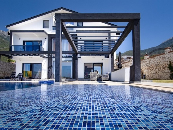 6-bed villa