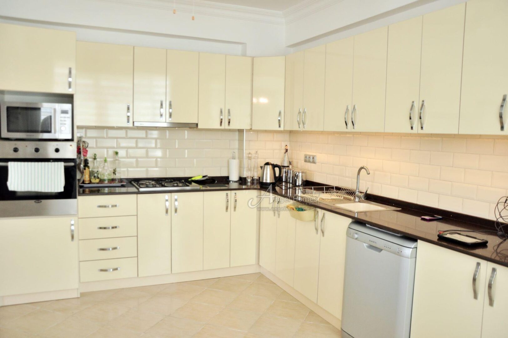 FULLY FURNISHED 4-BED APARTMENT IN CALIS