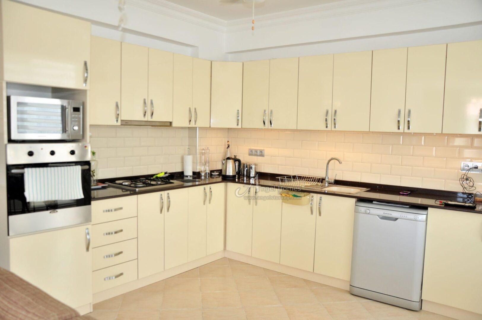 FULLY FURNISHED 4-BED APARTMENT IN CALIS