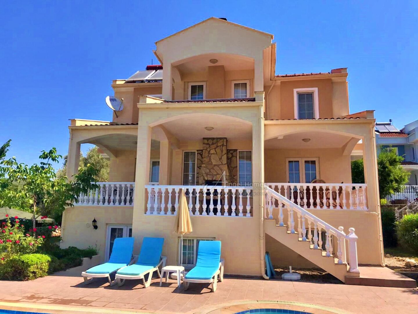 6 bed villa