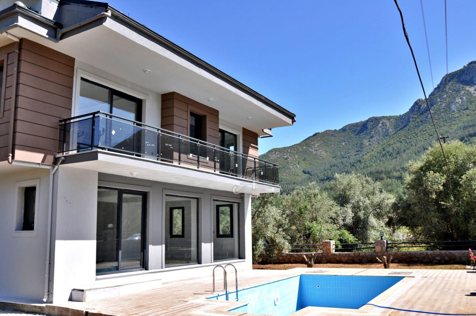 new build 5-bed villa in Uzumlu