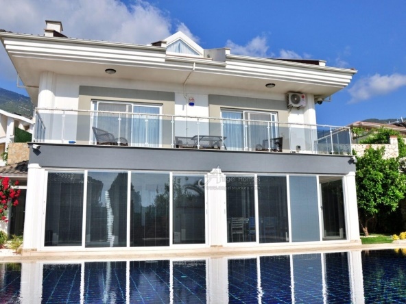 modern 4-bed villa