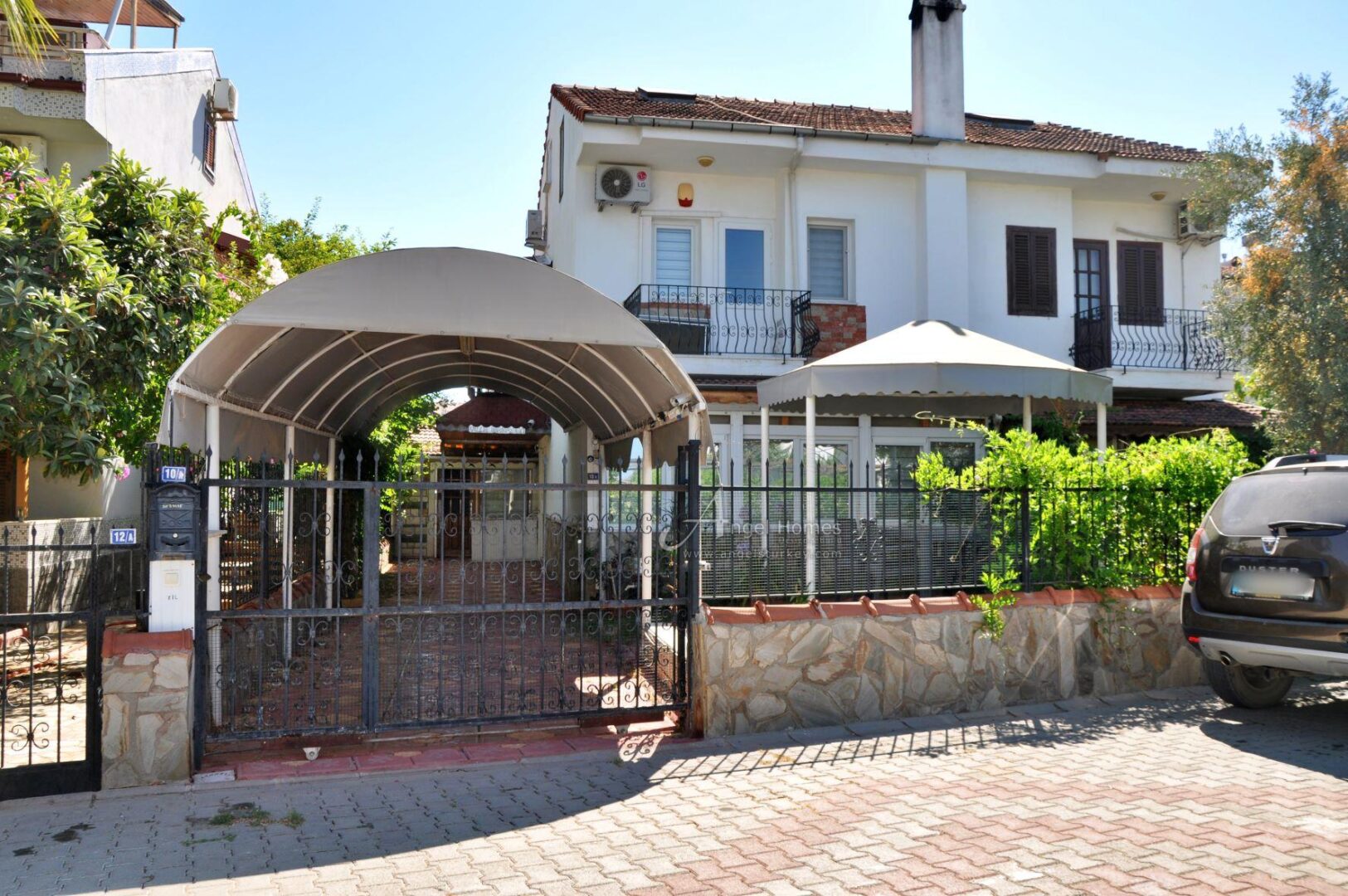 semi-detached villa