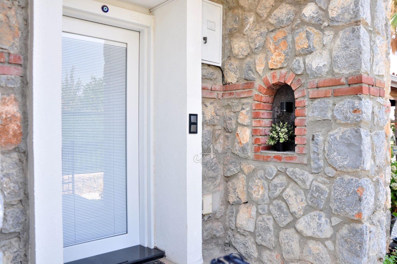 PART STONE BUILT VERY ATTRACTIVE 3 BED VILLA IN OVACIK