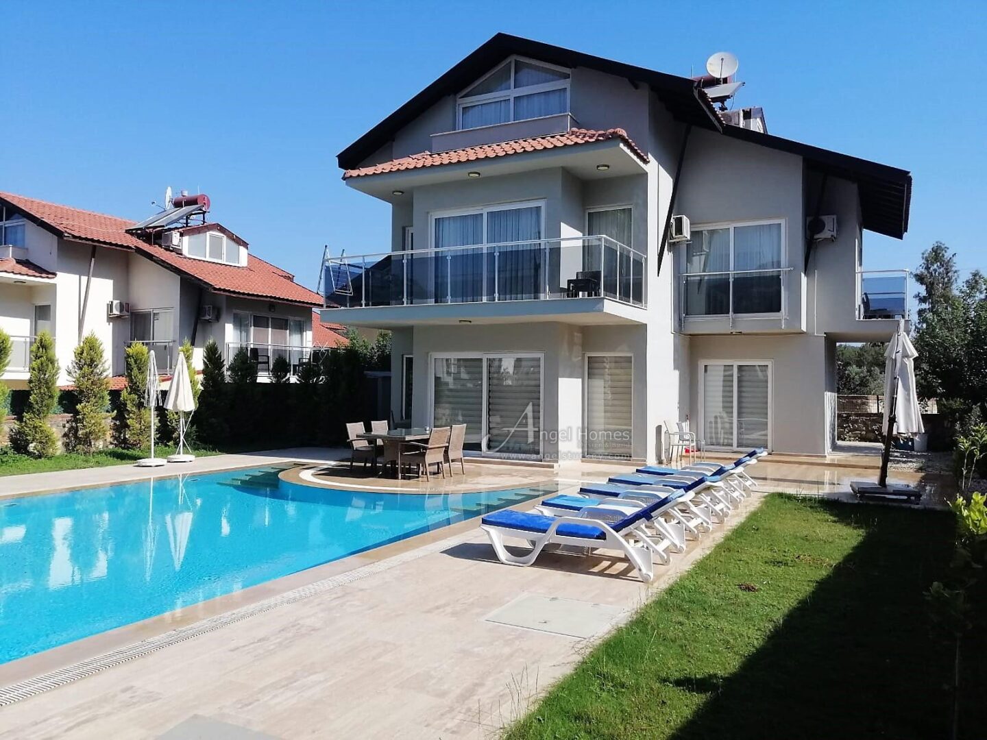 modern 4-bed grey-washed villa