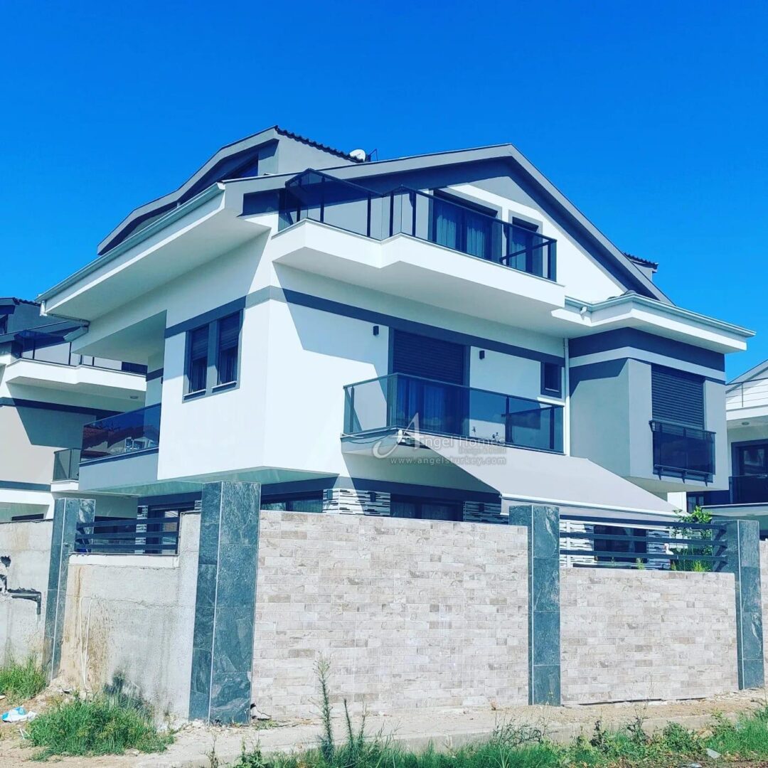 Furnished 5-bed modern villa