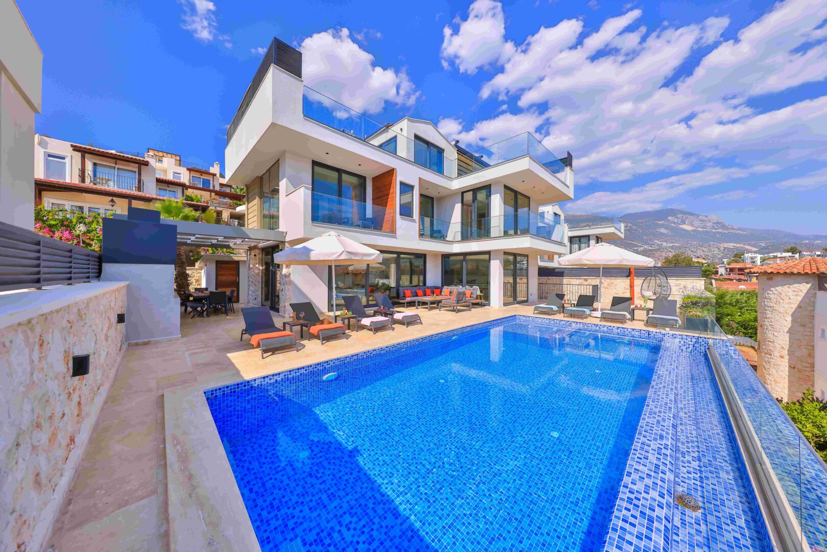 luxury 6-bed villa