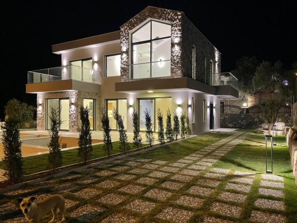 new 4-bed villa