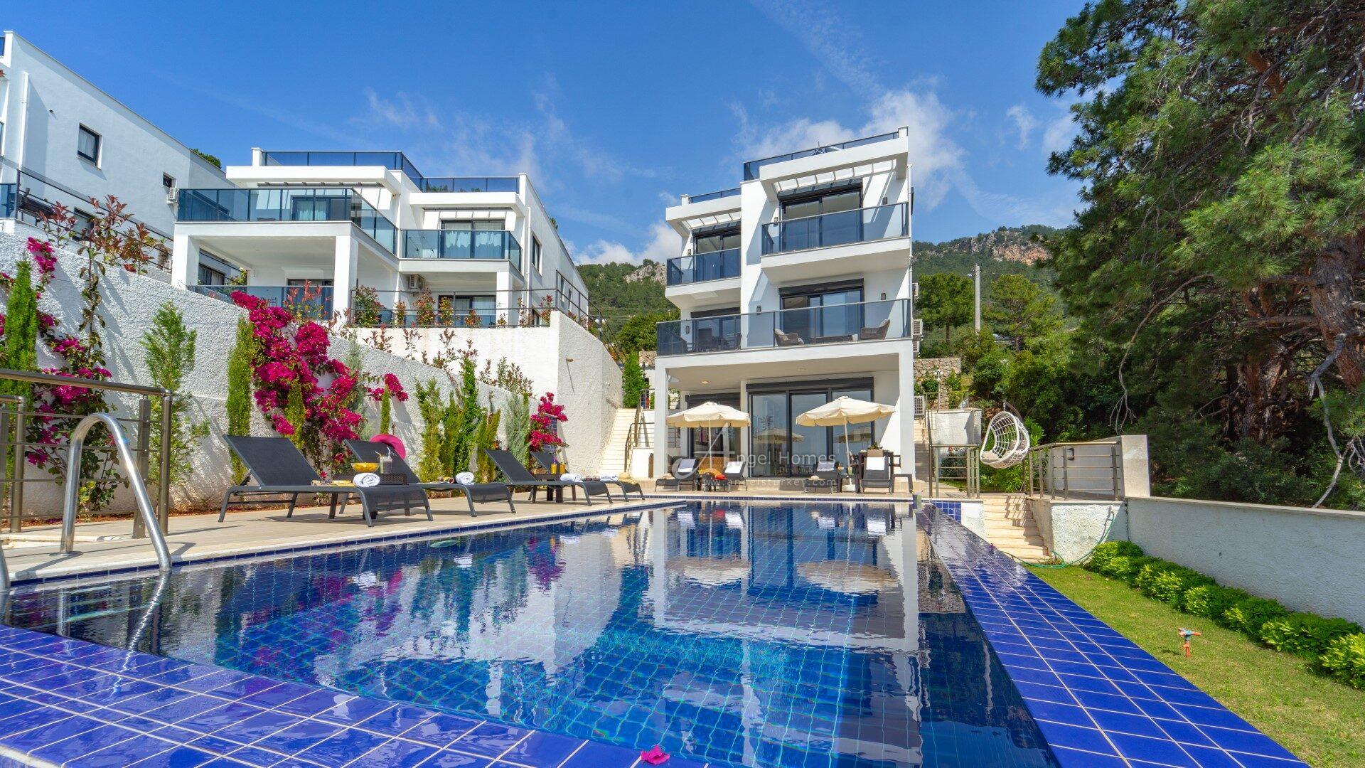 havuz-basi-1 Faralya'da deniz manzaralı villa