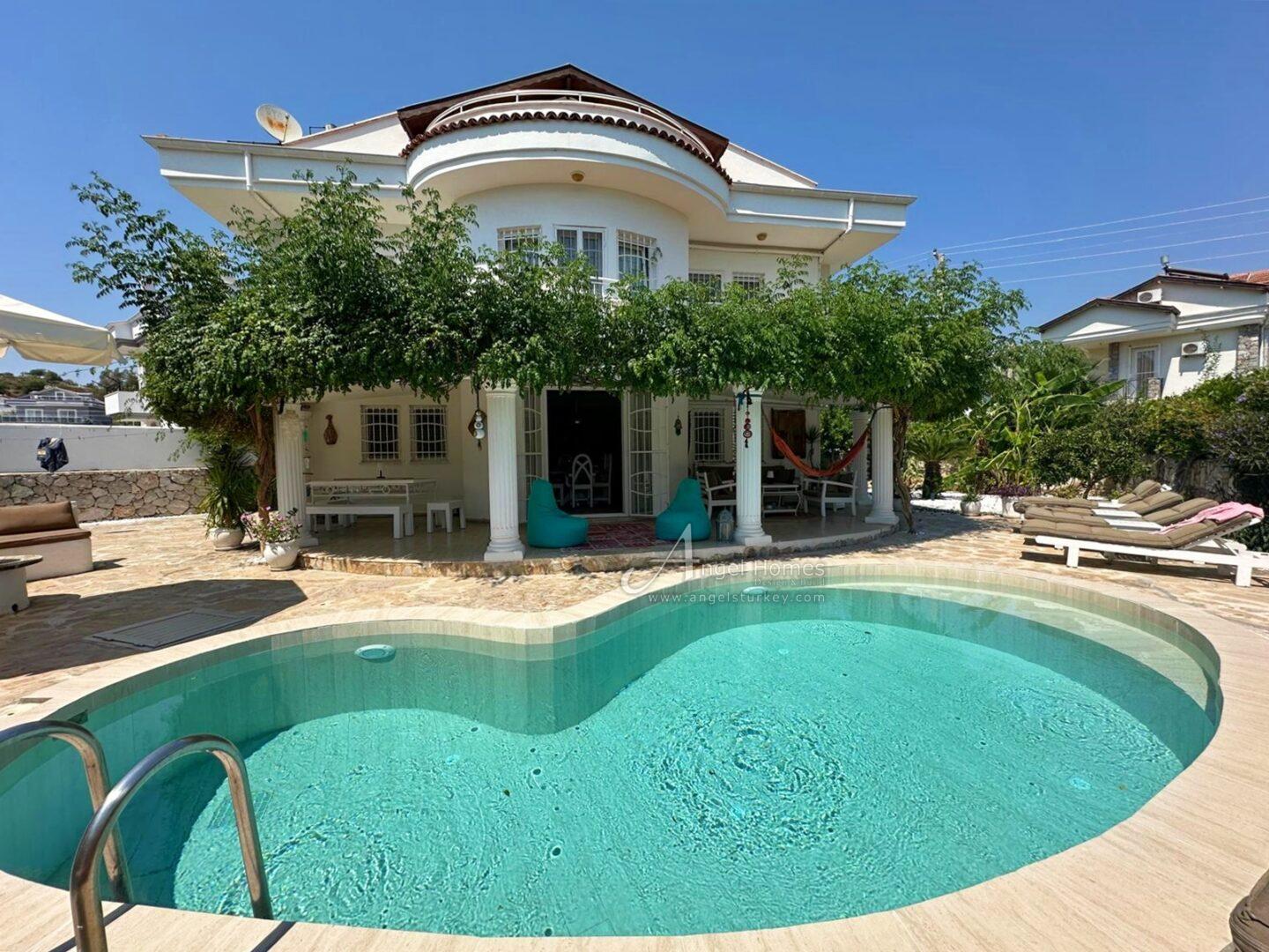 1-17 ***REDUCED*** STUNNING 4-BEDROOM VILLA IN CALIS – Fully Furnished & A Great Location!