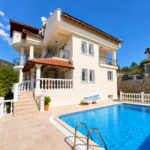 7-bed villa with an apartment