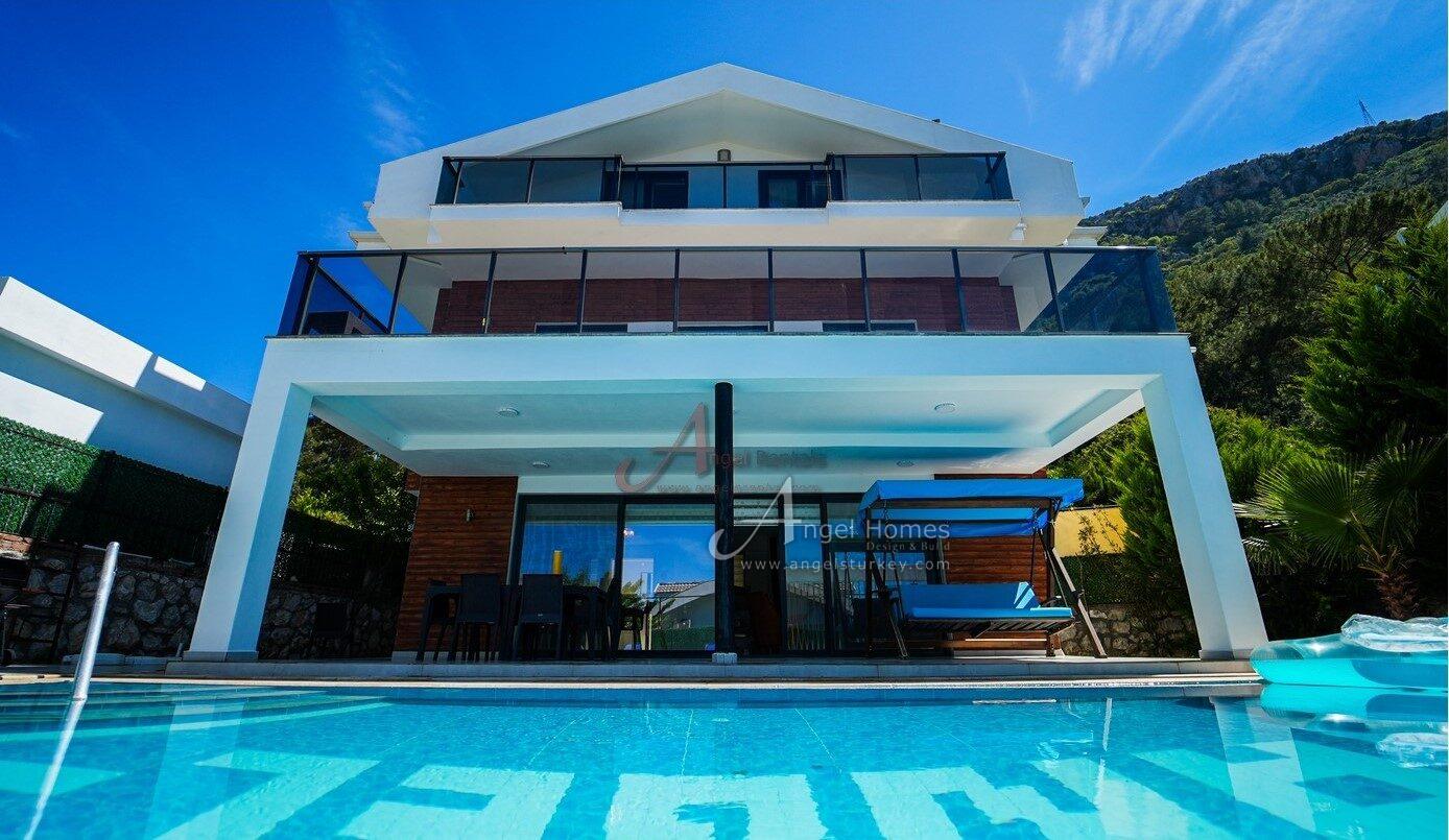 5-bedroom modern villa