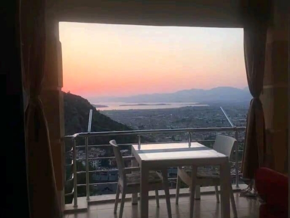 sea view 2-bed apartment