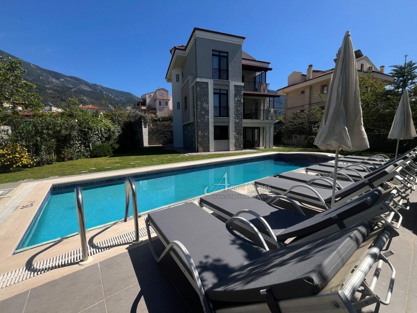 22466245-37d8-4417-8cb2-9dc0e5413864 Satılık 6 yatak odalı villa