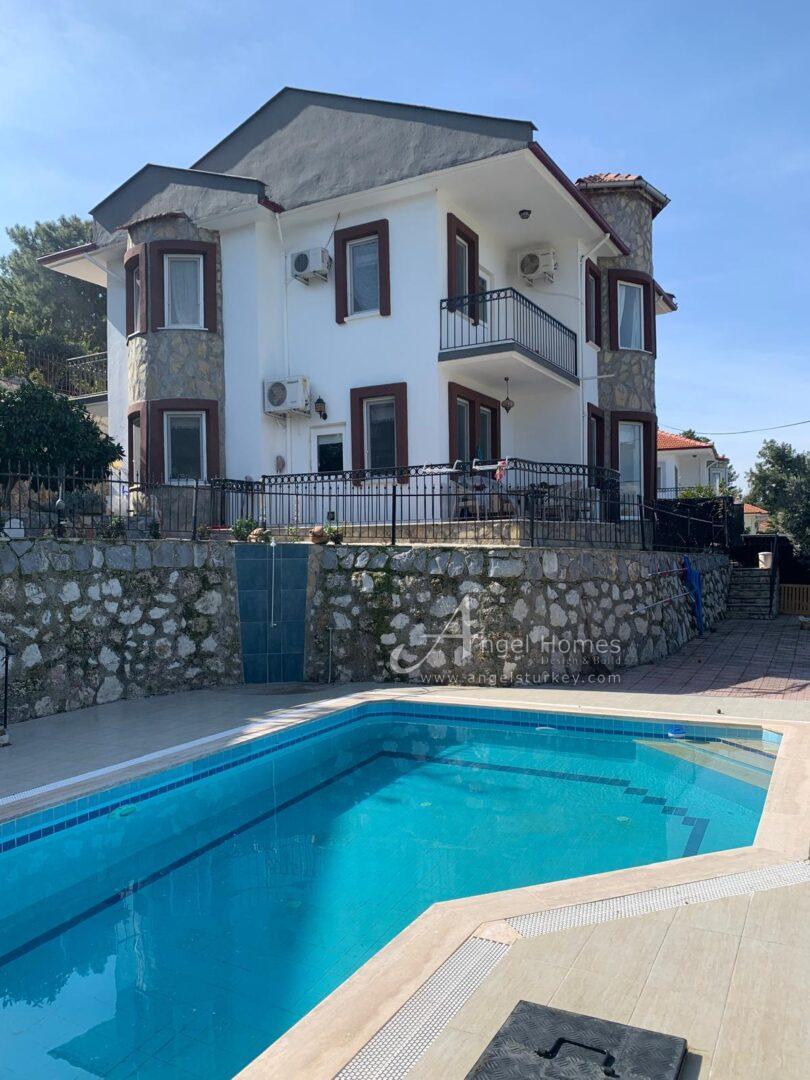 detached 3-bed villa in Kadikoy