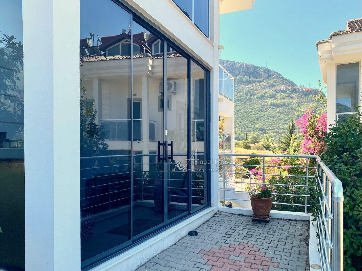 spacious 2-bed upper duplex