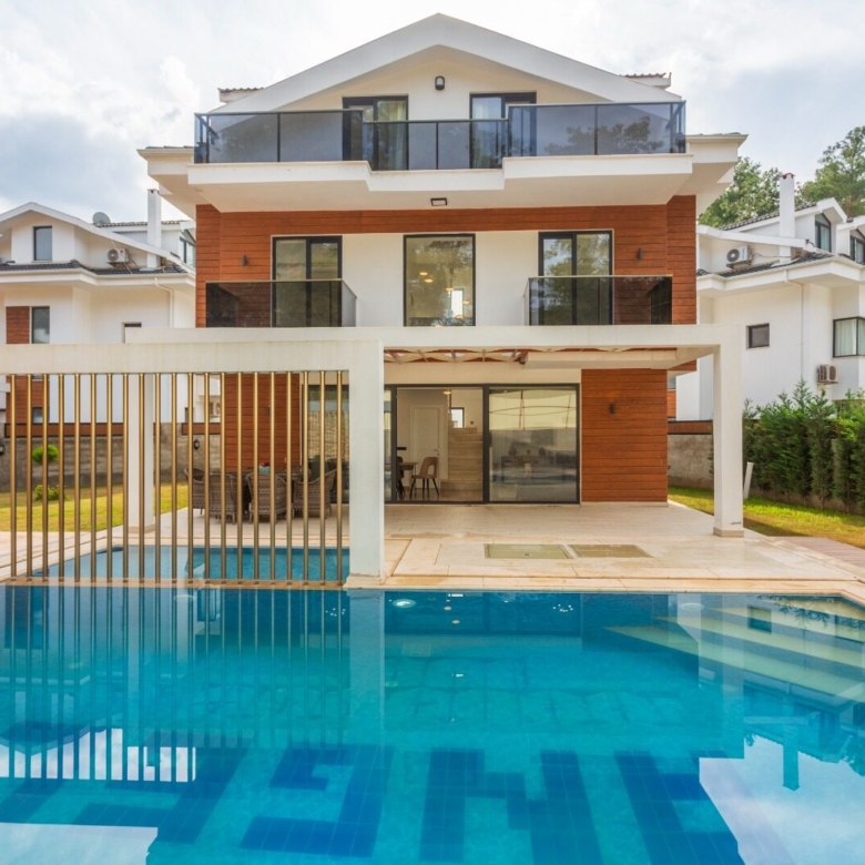 Hisarönü'nde mobilyalı 4 yatak odalı villa