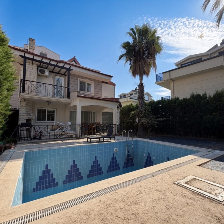 3-BED DETACHED VILLA IN CALIS – Private Pool & Garden