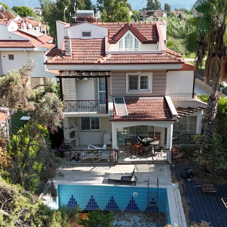 3-BED DETACHED VILLA IN CALIS – Private Pool & Garden