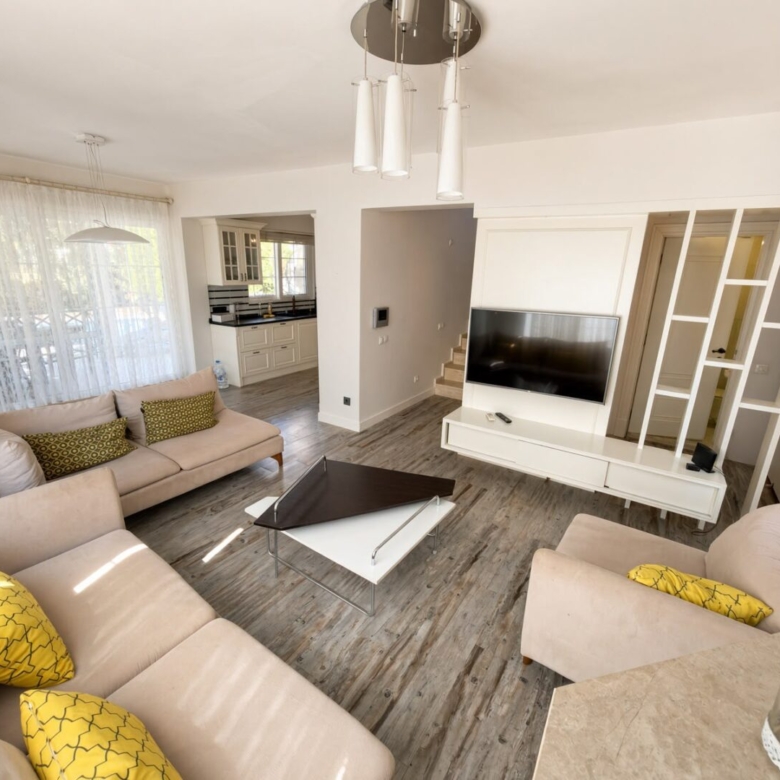 3-BED DETACHED VILLA IN CALIS – Private Pool & Garden