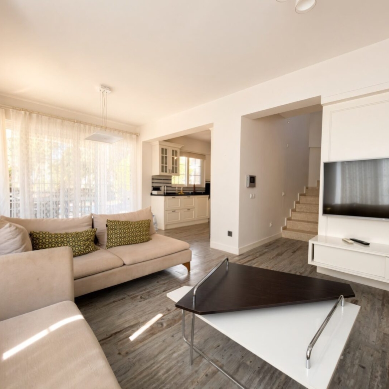 3-BED DETACHED VILLA IN CALIS – Private Pool & Garden