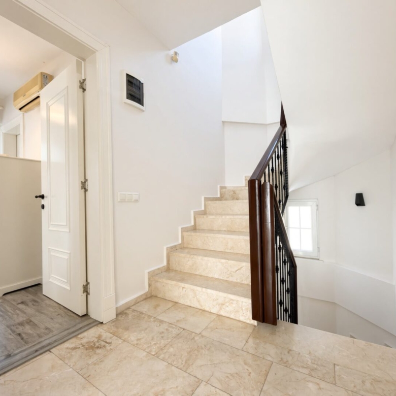 3-BED DETACHED VILLA IN CALIS – Private Pool & Garden