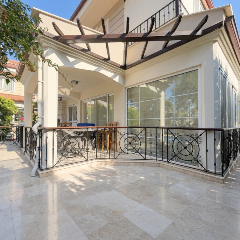 3-BED DETACHED VILLA IN CALIS – Private Pool & Garden